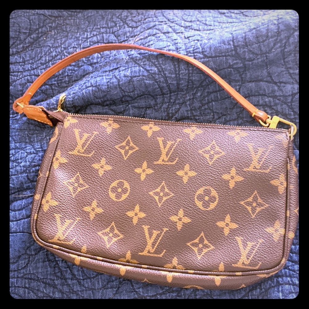 Like new- Louis Vuitton monogram canvas Pochette